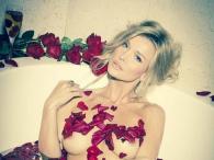 Joanna Krupa promienieje nago w płatkach róż